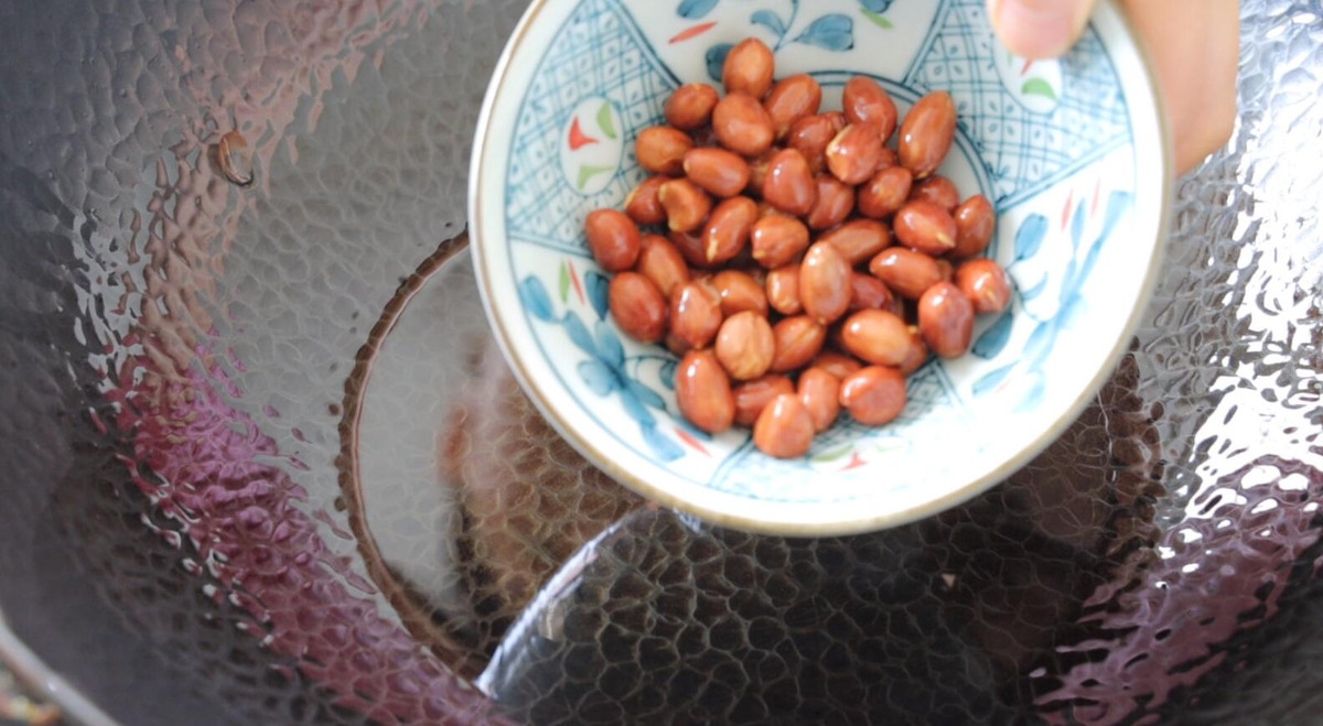 Bước 4: Đảo lạc qua mỡ, chín vàng dậy mùi thơm là được.