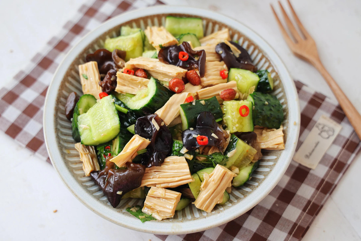 Cứ đến mùa hè là mọi người sẽ muốn ăn các món nguội thơm ngon hấp dẫn. Mặc dù có rất nhiều món ăn nguội để lựa chọn nhưng hôm nay, chúng ta sẽ tìm hiểu về một món trộn có hương vị và hình thức đều tuyệt vời.