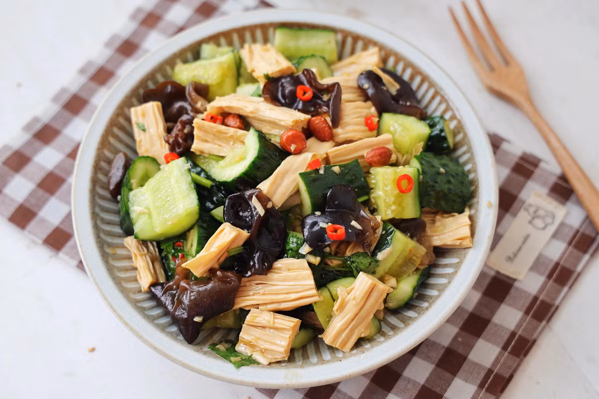 Cứ đến mùa hè là mọi người sẽ muốn ăn các món nguội thơm ngon hấp dẫn. Mặc dù có rất nhiều món ăn nguội để lựa chọn nhưng hôm nay, chúng ta sẽ tìm hiểu về một món trộn có hương vị và hình thức đều tuyệt vời.