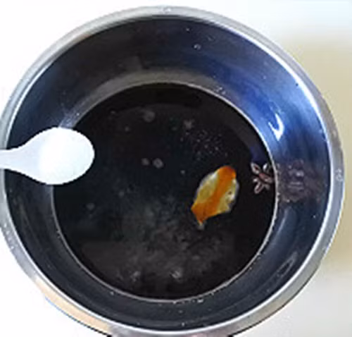 Tiếp đến lại cho hoa hồi, lá nguyệt quế và trứng vào.