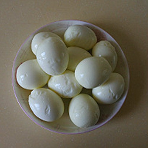 Bước 2: Ngâm nước lạnh rồi bóc sạch vỏ.