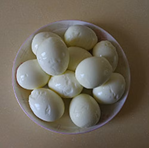 Bước 2: Ngâm nước lạnh rồi bóc sạch vỏ.