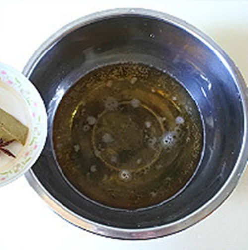 Bước 3: Đổ bia vào nồi sau đó cho thêm nước tương, xì dầu, muối và đường vào bia.