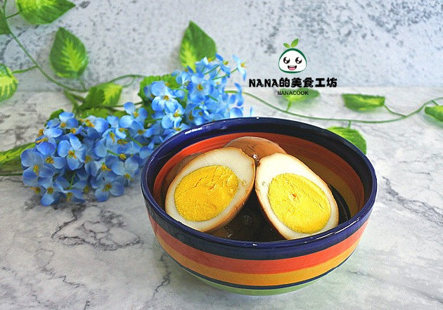 Lưu ý, vì trứng sau khi tách vỏ sẽ dễ có mùi vị nên nhớ đừng để qua đêm mới ăn nhé.