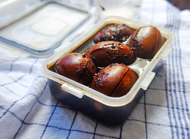 Nếu làm nhiều một lúc có thể vớt ra cho vào hộp kín rồi đặt trong tủ lạnh để bảo quản, ăn trong vòng hai ba ngày sẽ ngon hơn.