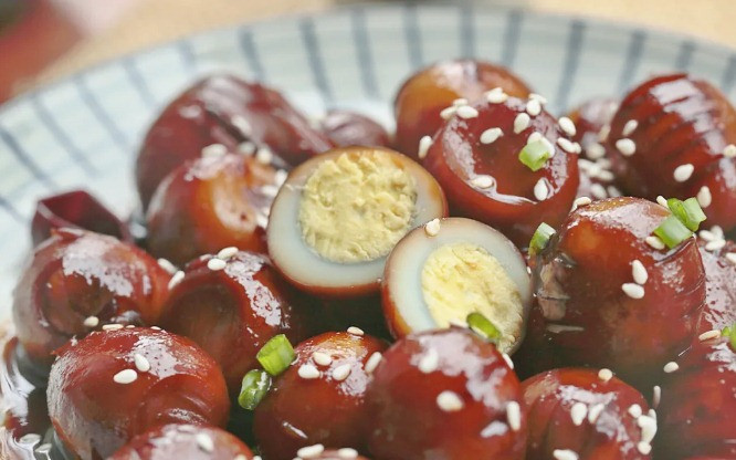 Bạn cũng có thể sử dụng phương pháp này với trứng chim cút, độ ngon sẽ không giảm đi, rất đáng để thử.