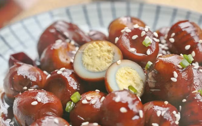 Bạn cũng có thể sử dụng phương pháp này với trứng chim cút, độ ngon sẽ không giảm đi, rất đáng để thử.