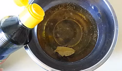 Nhớ là cho nước tương và xì dầu theo khẩu vị của bản thân và gia đình, nếu muốn ăn đậm có thể cho nhiều nước tương hơn một chút.