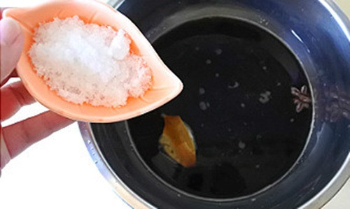 Lượng đường cũng như vậy, tùy vào bạn có muốn ăn ngọt hay không. Sau khi nếm thấy vừa thì thêm một bát nước vào cho ngập trứng, chuyển sang lửa vừa và đun đến khi lượng nước chỉ bằng một nửa quả trứng.