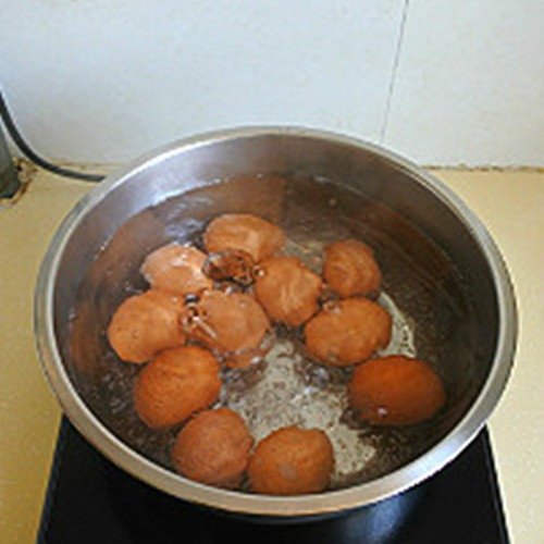 Những nguyên liệu cần có là 1 lon bia ( 330ml ), 4 thìa xì dầu, 2 thìa nước tương, 1 thìa đường, 1 thìa muối, hoa hồi, lá nguyệt quế, 1 bát con nước. Bước 1: Rửa sạch trứng và luộc trong 10 phút.