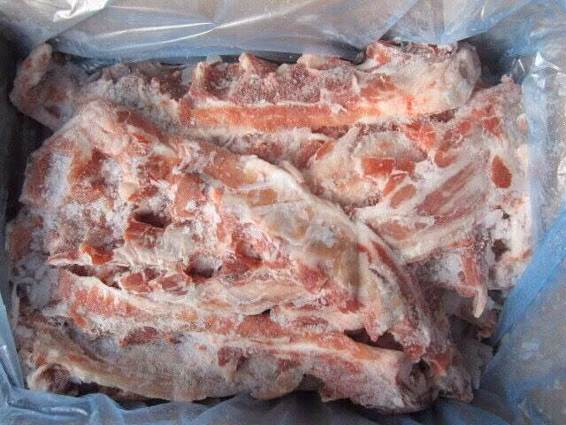 Ở nhiều gia đình, đặc biệt là vùng nông thôn, một số người lớn tuổi thường mua cả con lợn về mổ lấy thịt rồi cất tủ đông ăn dần. Họ không hề biết rằng, loại thịt lợn cấp đông để quá lâu sẽ giảm chất lượng và hương vị, thậm chí sinh độc.