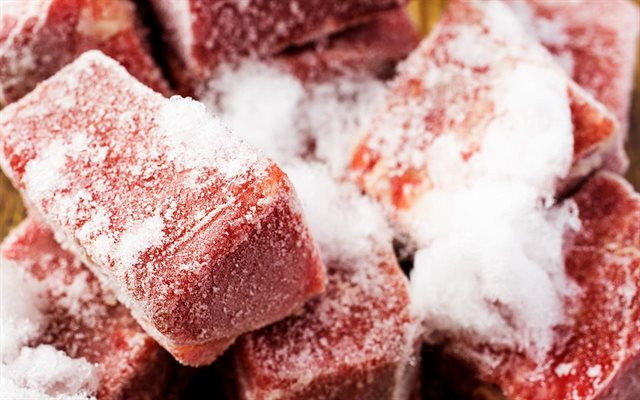 Cũng chính vì vậy, nhiều gia đình có thói quen mua nhiều thịt lợn trong lúc đi chợ và cấp đông để thuận lợi trong việc nấu nướng hơn. Thế nhưng nhiều người không hiểu rằng việc tích trữ thịt lợn trong ngăn đá lâu ngày và quá thường xuyên sẽ ảnh hưởng đến sức khỏe.