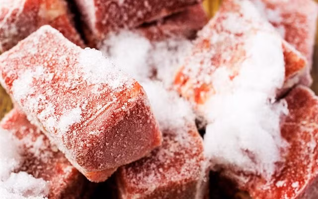 Cũng chính vì vậy, nhiều gia đình có thói quen mua nhiều thịt lợn trong lúc đi chợ và cấp đông để thuận lợi trong việc nấu nướng hơn. Thế nhưng nhiều người không hiểu rằng việc tích trữ thịt lợn trong ngăn đá lâu ngày và quá thường xuyên sẽ ảnh hưởng đến sức khỏe.