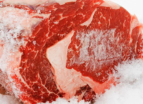 Tuy vậy, nhắc nhở mọi người không nên để thịt lợn cấp đông quá lâu. Muốn giữ được hương vị và chất dinh dưỡng, thời gian trữ đông thịt lợn trong tủ lạnh được tính toán là không quá ba tháng.