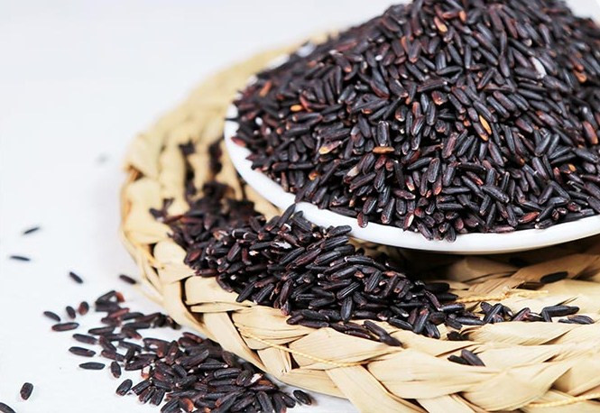 Yến mạch, gạo lứt, rau xanh và thịt là những nguồn cung cấp vitamin nhóm B dồi dào. Hãy chú ý đến những loại thực phẩm này.