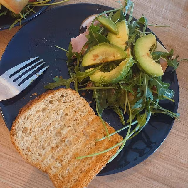 2. Ăn chậm: Không chỉ tỉ mỉ lựa chọn thực phẩm, tốc độ ăn cũng là điều quan trọng, Lee Sung Kyung từng nói rằng mình ăn chậm, vì mỗi miếng thức ăn cô nhai ít nhất 10 hoặc 20 lần.