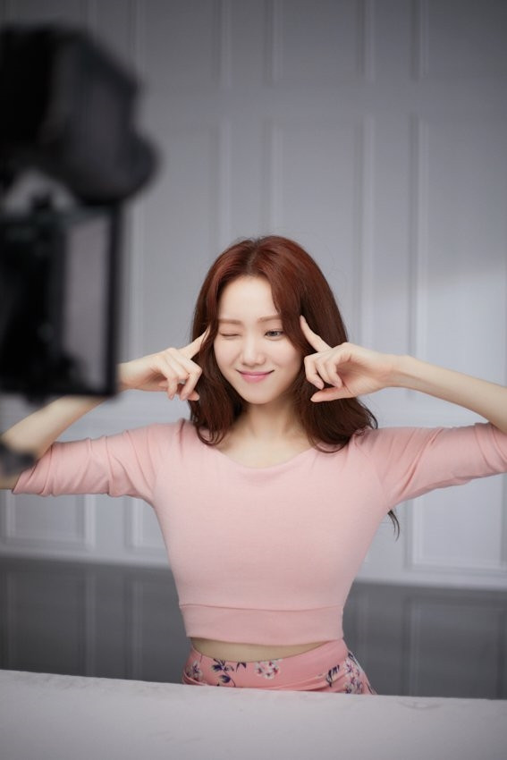 3. Thực đơn giảm cân của Lee Sung Kyung đã lan truyền trên mạng Internet Hàn Quốc và nhiều cô gái đổ xô học hỏi. Bữa sáng, Lee Sung Kyung ăn nhiều đạm như sữa, trứng luộc, đậu phụ ... để tăng cảm giác no, kết hợp với rau củ quả tươi như bơ, táo, salad.