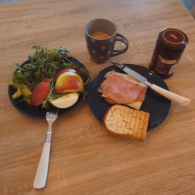 Tuy nhiên, cô sẽ cố gắng tránh thực phẩm chế biến sẵn và chọn ăn những thực phẩm tươi. Ngoài ra, nữ diễn viên cũng tránh ăn đồ ăn quá nhiều gia vị để giảm gánh nặng cho cơ thể.