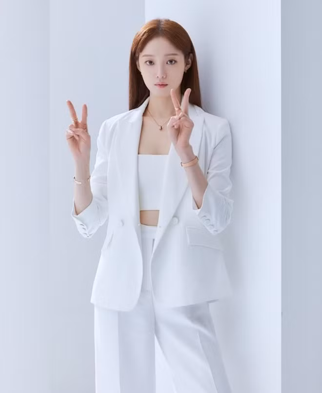 Bữa trưa sẽ phong phú hơn, vì là bữa chính nên Lee Sung Kyung thường ăn bít tết để tăng lượng đạm, vì ăn no nên cũng có thể giảm lượng tinh bột nạp vào.