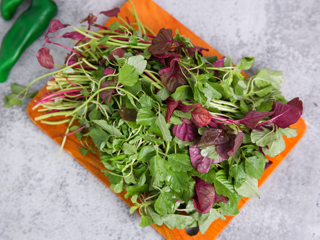 Thứ tám là rau dền, có từ 178 mg - 187 mg canxi. Tuy vậy, giống như rau muống, rau dền lại có nhiều axit oxalic, nên ăn khi chín, không nên ăn sống.