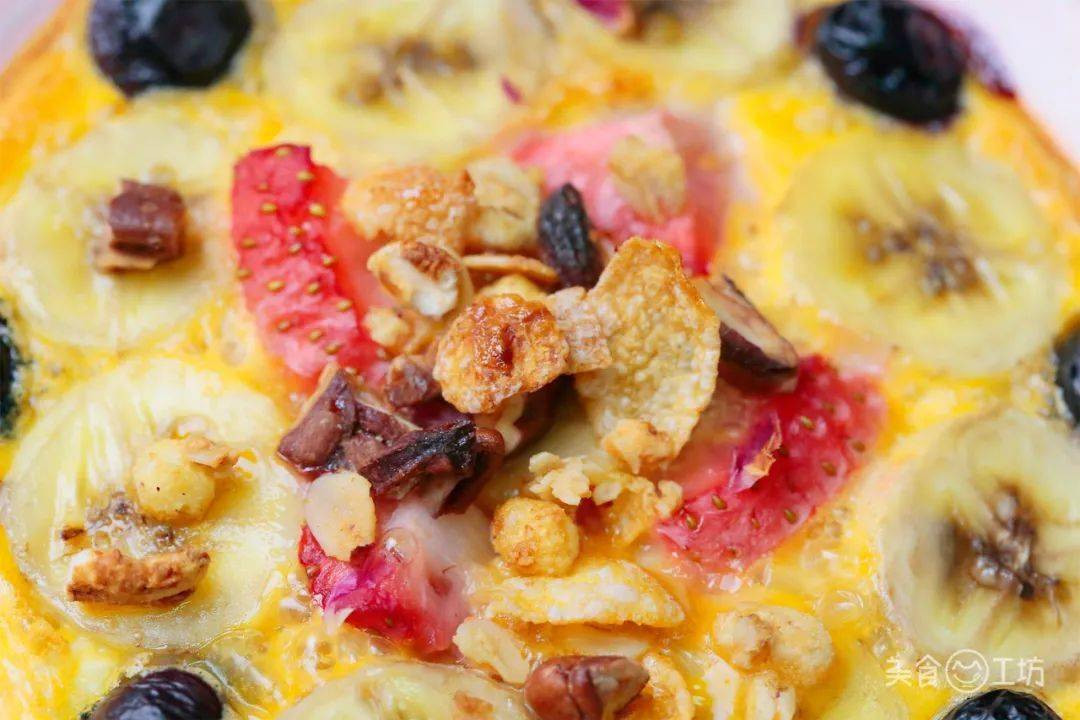 Chuối là một loại trái cây kỳ diệu, có nhiều cách để ăn nó như ăn sống, chiên, nướng hoặc đông lạnh. Nhưng là một loại trái cây giàu carbohydrate, chuối có lượng calo cao và không thích hợp ăn nhiều khi bạn giảm cân nhưng một lượng nhỏ thì hợp lý.