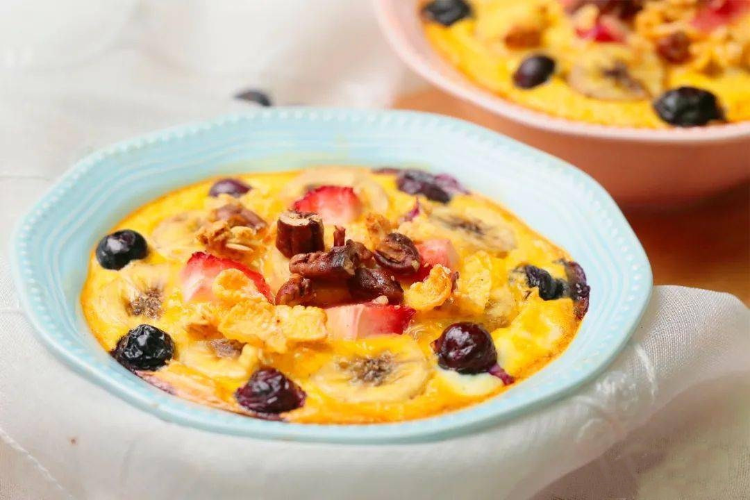 Cho vào bát bột yến mạch trộn chuối, trứng và sữa vào lò, nướng ở nhiệt độ 180 độ trong khoảng 30 phút.