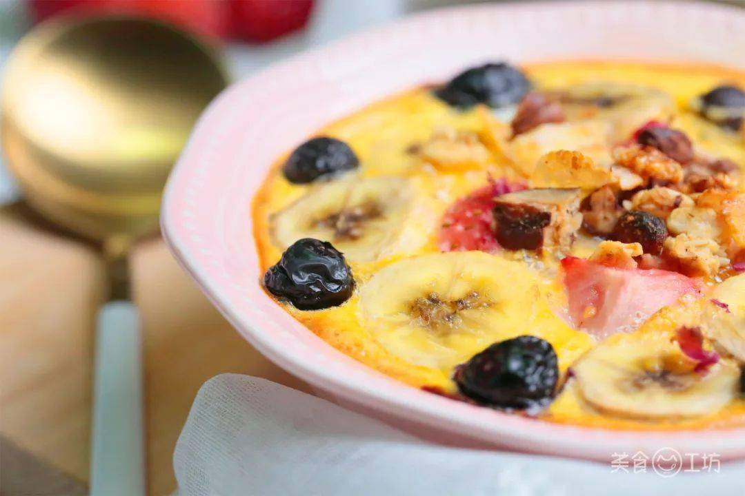 Bột yến mạch rất giàu chất xơ hòa tan . Một lượng nhỏ bột yến mạch khô có thể tạo ra cảm giác no đặc biệt mạnh và thích hợp để ăn trong quá trình giảm cân. Sự kết hợp thêm một lượng nhỏ chuối không chỉ giúp yến mạch ngon hơn mà cũng tăng đáng kể hiệu quả giảm cân.