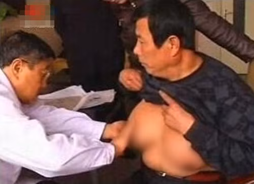 Uong sua dau nanh thay nuoc, nguoi dan ong co bo nguc sieu khung