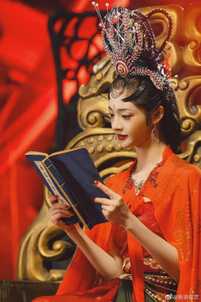 Show Manh thám tra án phát sóng hàng tuần. Trong mỗi tập các thành viên sẽ hóa trang thành nhân vật trong bộ phim kinh điển của Trung Quốc. Đề tài tuần này là Tây du ký, trước đó, họ đóng phim Hoàn Châu cách cách. Nội dung của show là tái hiện một số cảnh trong phim, cải biên theo lối hài hước, trong đó kết hợp phá án, tìm ra nhân vật đang thực hiện nhiệm vụ ẩn.