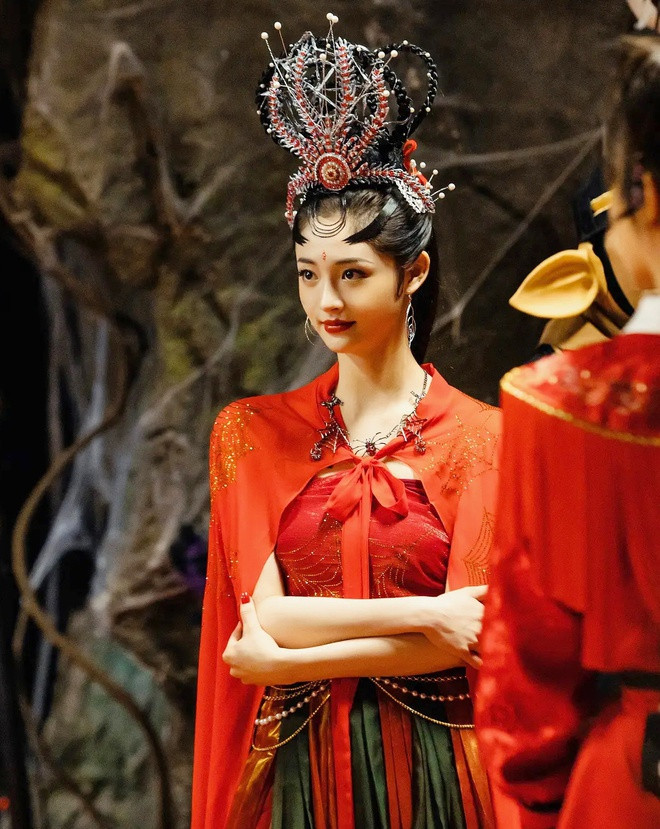 Năm 2020, khi tham gia bộ phim Hữu Phỉ, Chu Khiết Quỳnh tiếp tục chịu điều tiếng vì nghi vấn cướp đất diễn của nữ chính Triệu Lệ Dĩnh. Sau đó, người đẹp còn bị công ty quản lý Pledis Entertainment kiện vì vi phạm hợp đồng.