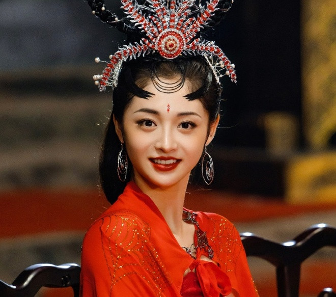 Chu Khiết Quỳnh có nghệ danh là Kyul Kyung hoặc Pinky, từng là thần tượng âm nhạc Hàn Quốc. Năm 2016, cô ra mắt với tư cách thành viên nhóm nhạc nữ I.O.I, sau khi tham gia chương trình Produce 101 mùa 1. Khi I.O.I ngừng hoạt động, cô gia nhập nhóm nhạc Pristin, dưới trướng công ty quản lý Pledis Entertainment. Tháng 5/2019, Pristin tan rã. Chu Khiết Quỳnh trở về quê nhà Trung Quốc phát triển sự nghiệp.