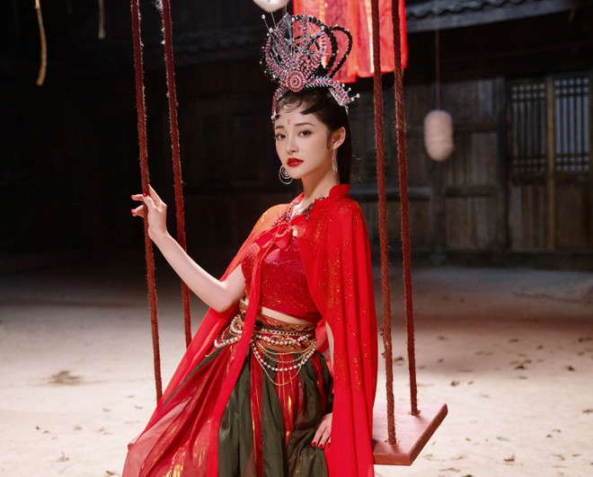 Cách trang điểm của Chu Khiết Quỳnh giống với nhân vật chị cả trong 7 yêu tinh nhện, tập phim Rơi vào động Bàn Tơ. Trong phiên bản Tây du ký 1986, nữ diễn Diêu Gia thể hiện nhân vật này. Trong show, Chu Khiết Quỳnh cũng thể hiện khả năng múa uyển chuyển, cuốn hút.