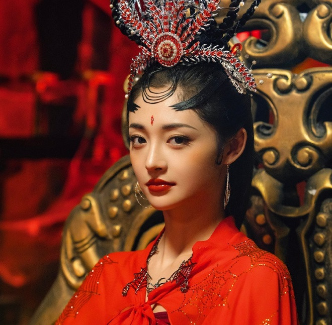 Chu Khiết Quỳnh sinh năm 1998 là người đẹp đa tài của Trung Quốc. Cô nhảy đẹp, đánh đàn tỳ bà giỏi. Tuy nhiên, nữ nghệ sĩ vướng nhiều tin tức tiêu cực.