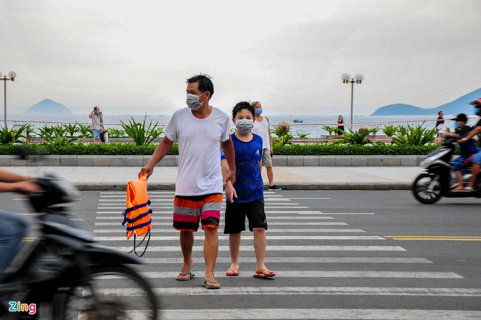 Ông Nguyễn Văn Minh, nhà ở xã Vĩnh Thái, TP Nha Trang, cho biết chấp nhận để xe lại trên vỉa hè. Ông cho biết vì thời tiết nắng nóng, tắm biển là cách để giải nhiệt vào mỗi buổi chiều. "Nhà tôi cách đây 6 km, đi tắm biển là thói quen thường ngày nên khó bỏ, dù chính quyền khuyến cáo không nên đến chỗ đông người", ông Minh nói.