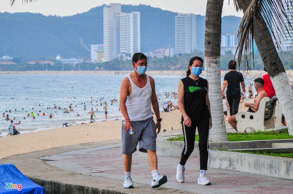 Chỉ một số ít người đi tập thể dục chấp hành đeo khẩu trang để phòng, chống dịch theo khuyến cáo của chính quyền.