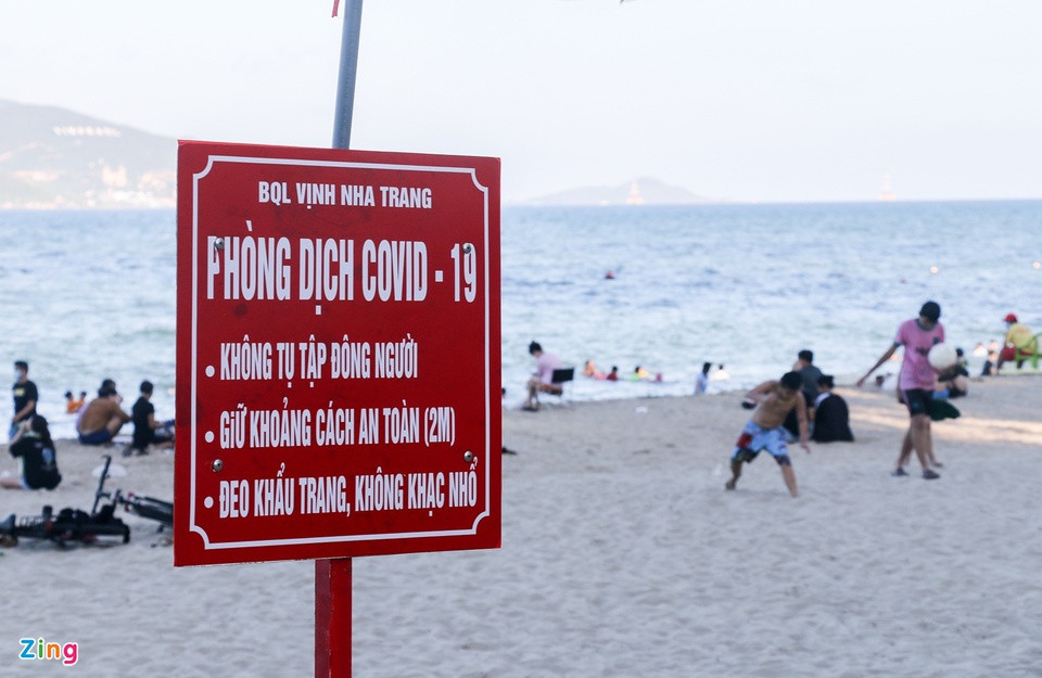 Dọc bãi biển, chính quyền cắm bảng cảnh báo nhưng việc tập trung đông người ở đây vẫn tồn tại.