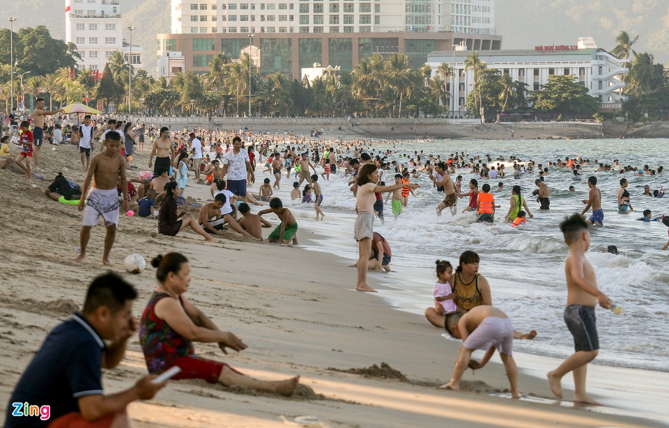 Thời tiết Nha Trang những ngày này nắng nóng, nên bãi biển Nha Trang đông nghịt người dân đi tắm vào các buổi chiều.