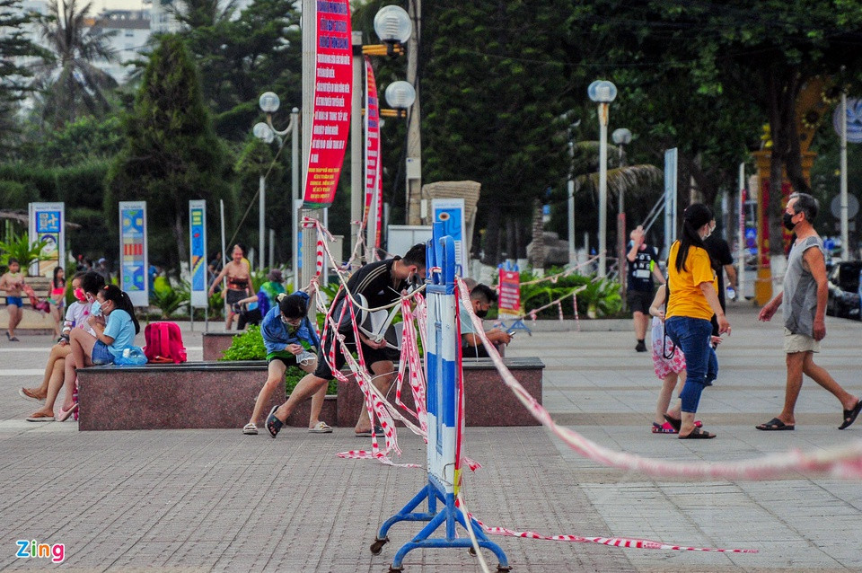 Công viên dọc bờ biển được giăng dây, cấm các phương tiện đi vào nhưng người dân vẫn vượt rào để xuống biển.