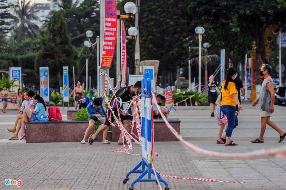 Công viên dọc bờ biển được giăng dây, cấm các phương tiện đi vào nhưng người dân vẫn vượt rào để xuống biển.