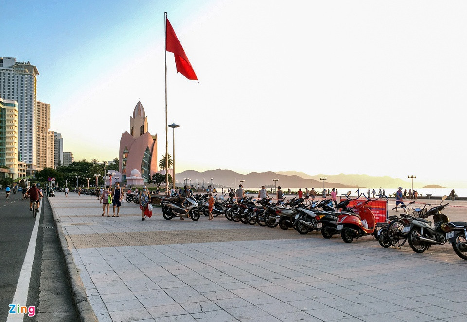Tuy nhiên, vẫn có hàng trăm người dân bất chấp để xe trên vỉa hè không cần trông coi để xuống tắm biển.