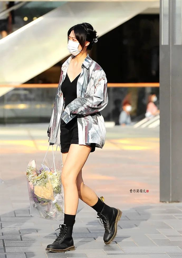 Theo họ, thời trang có thể lấn át thời tiết, miễn đẹp và thu hút là được.