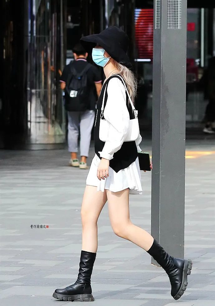 Trong ảnh là một trong những set đồ mà nhiều cô gái trẻ Trung Quốc yêu thích, váy nữ tính và đôi boots da mạnh mẽ.