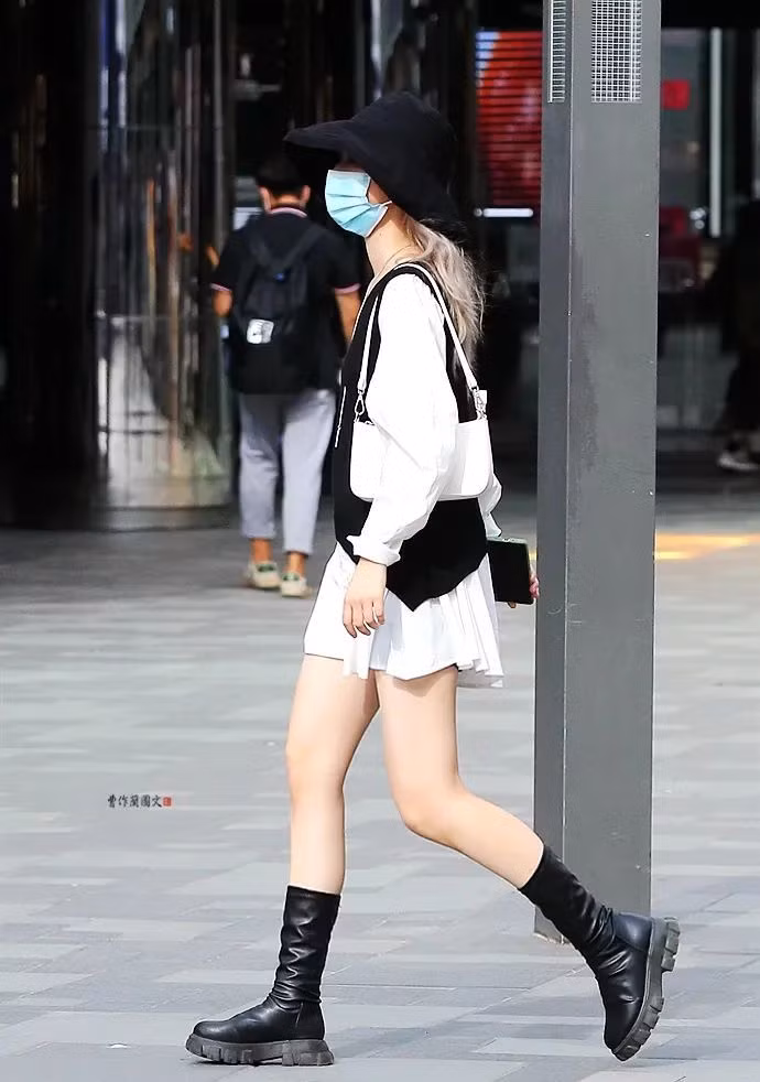 Trong ảnh là một trong những set đồ mà nhiều cô gái trẻ Trung Quốc yêu thích, váy nữ tính và đôi boots da mạnh mẽ.