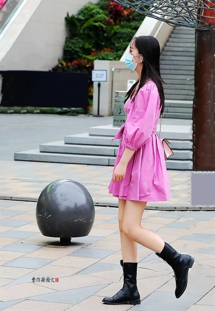 Theo những cô gái này, boots ngắn không chỉ mang lại cảm giác thoải mái khi mang mà còn có nét mạnh mẽ, có thể tăng thêm sự tương phản đối lập cho phái đẹp.