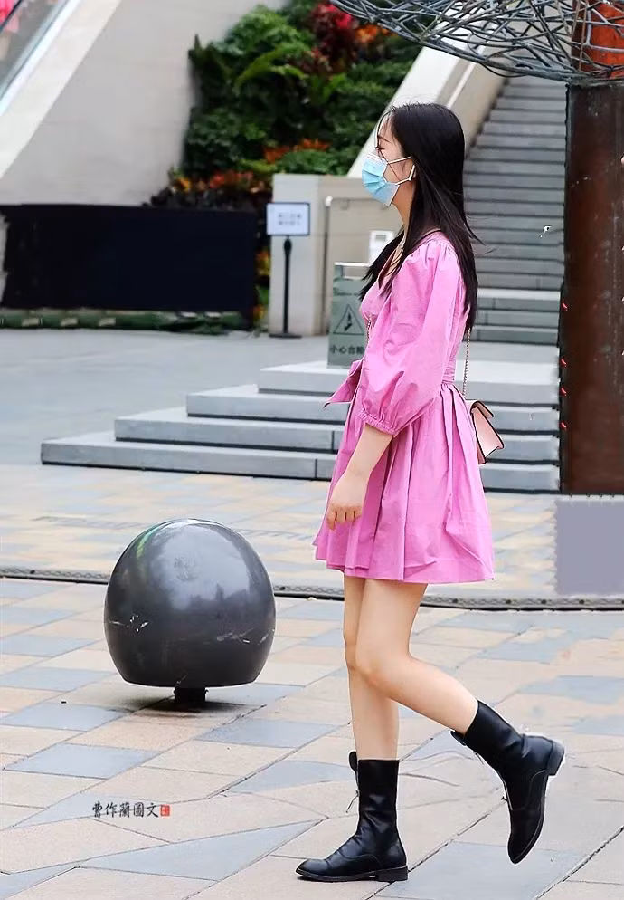 Theo những cô gái này, boots ngắn không chỉ mang lại cảm giác thoải mái khi mang mà còn có nét mạnh mẽ, có thể tăng thêm sự tương phản đối lập cho phái đẹp.