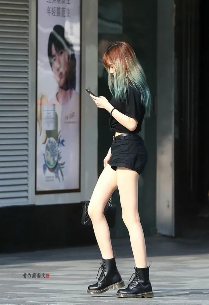 Thế nhưng thay vì phối cùng với dép sandals những cô gái này lại lựa chọn đôi boots ngắn trông rất nóng bức và bí bách.