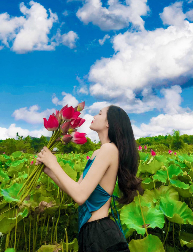 "Ở chỗ mình chưa xuất hiện ca nào dương tính với COVID-19, đầm sen lại ở ngay gần nhà nên mình muốn chụp một vài bức kỷ niệm với sen đầu mùa", Thư chia sẻ.