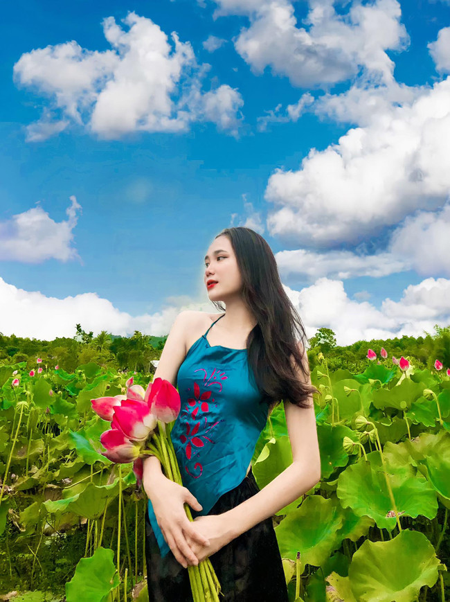 Mỗi khung hình đều đẹp như một bức tranh. Càng bất ngờ hơn khi bộ ảnh sen nghệ thuật này của cô gái Nghệ An được chụp bằng điện thoại.