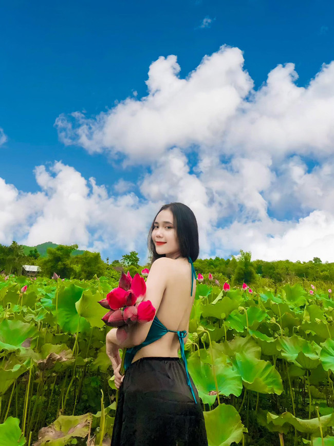 Cô nàng theo đuổi gu thời trang đa dạng, khi thì cá tính, mạnh mẽ, lúc lại nữ tính, nhẹ nhàng.