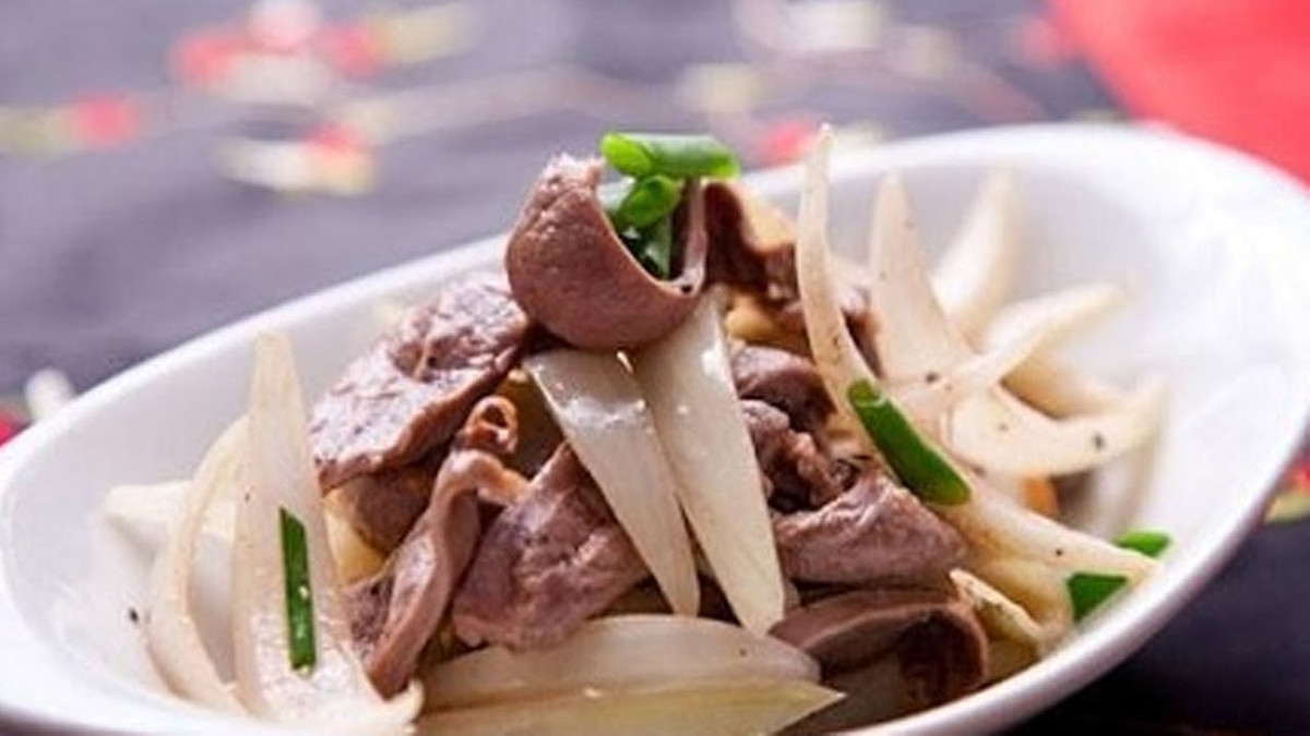 Đáng nói, flavonoid có trong hành tây sở hữu đặc tính ngăn ngừa ung thư rất tốt. Ngoài ra, fisetin và flavonoid trong hành tây cũng giúp giảm bớt sự phát triển của các khối u.